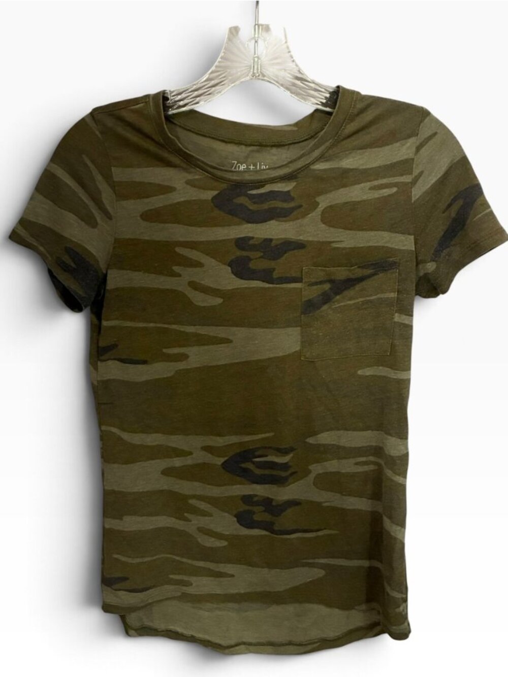 ZOE + LIV Shades of Green Camouflage Print Short Sleeve Crewneck Women's Tee XS